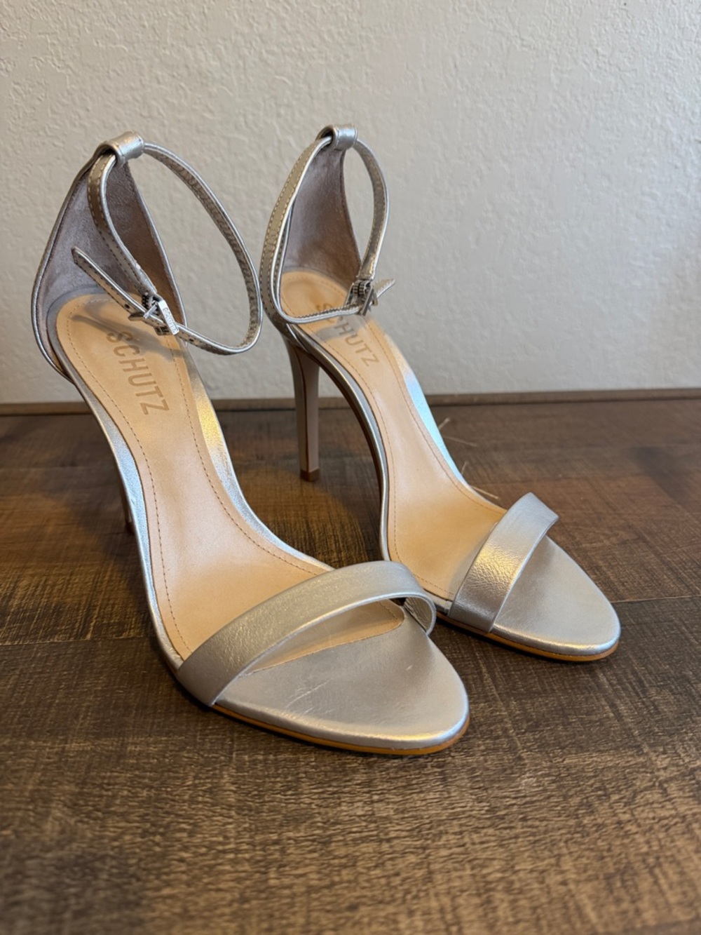 SCHUTZ CADEY-LEE METALLIC SANDAL - Picture 3 of 8